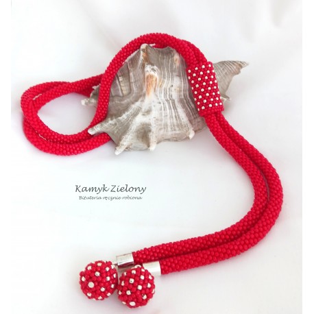 Czerwony naszyjnik z koralikową opaską