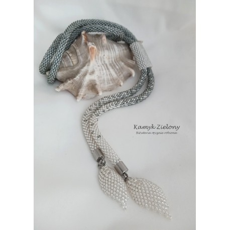 Szaro-biały naszyjnik z opaską - wykończenia ze stali chirurgicznej